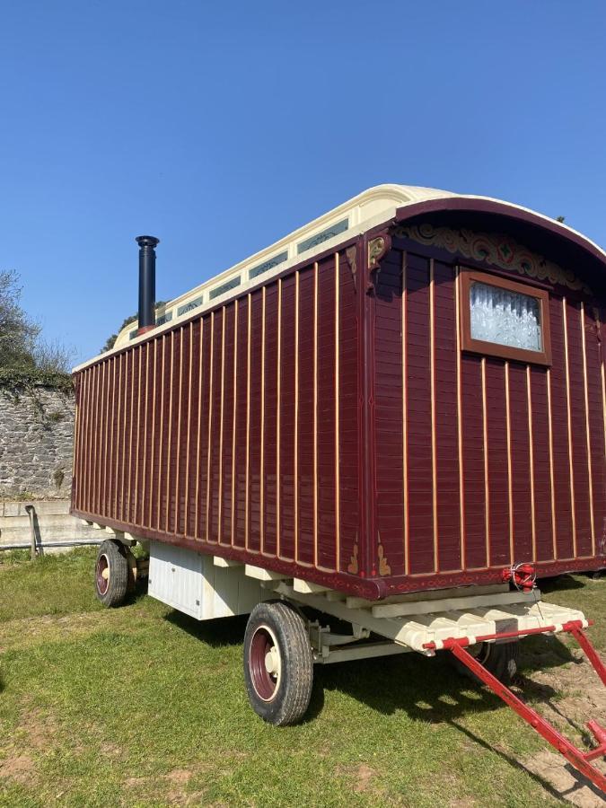 Vintage Showman'S Wagon For Two Close To Beach Plymouth Exterior photo